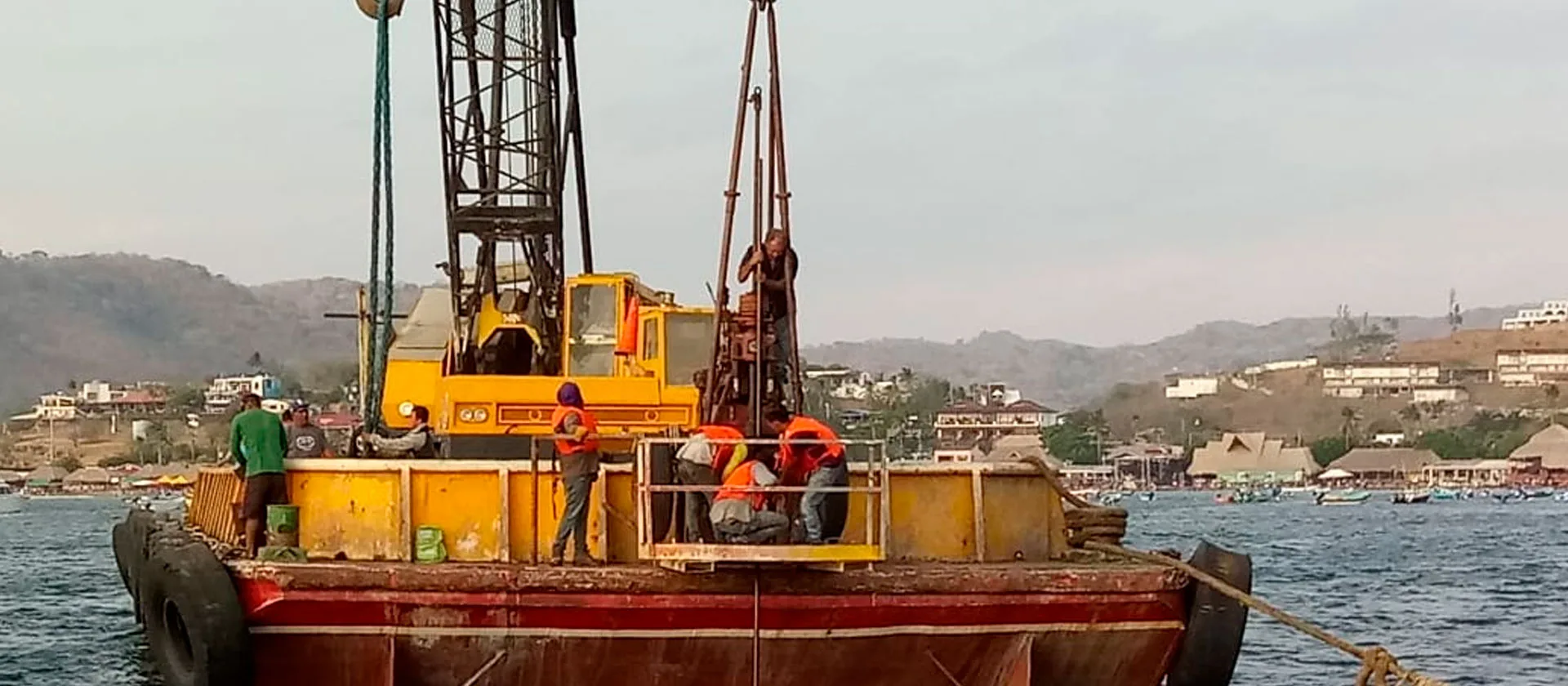 Equipo de DYSCONCSA realizando trabajos geotécnicos desde una plataforma de perforación