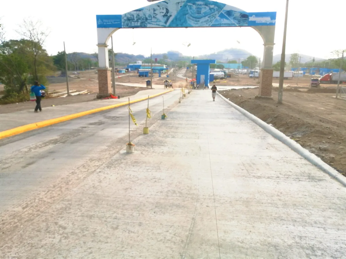 Entrada y estructura del Paso de Frontera El Guasaule